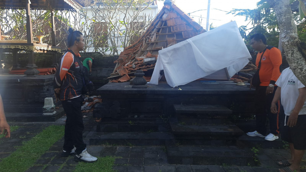 Bale Piyasan Roboh di Pura Dalem Padonan, Banjar Delod Padonan, Desa Pererenan, Kecamatan Mengwi Tgl 07 Mei 2024